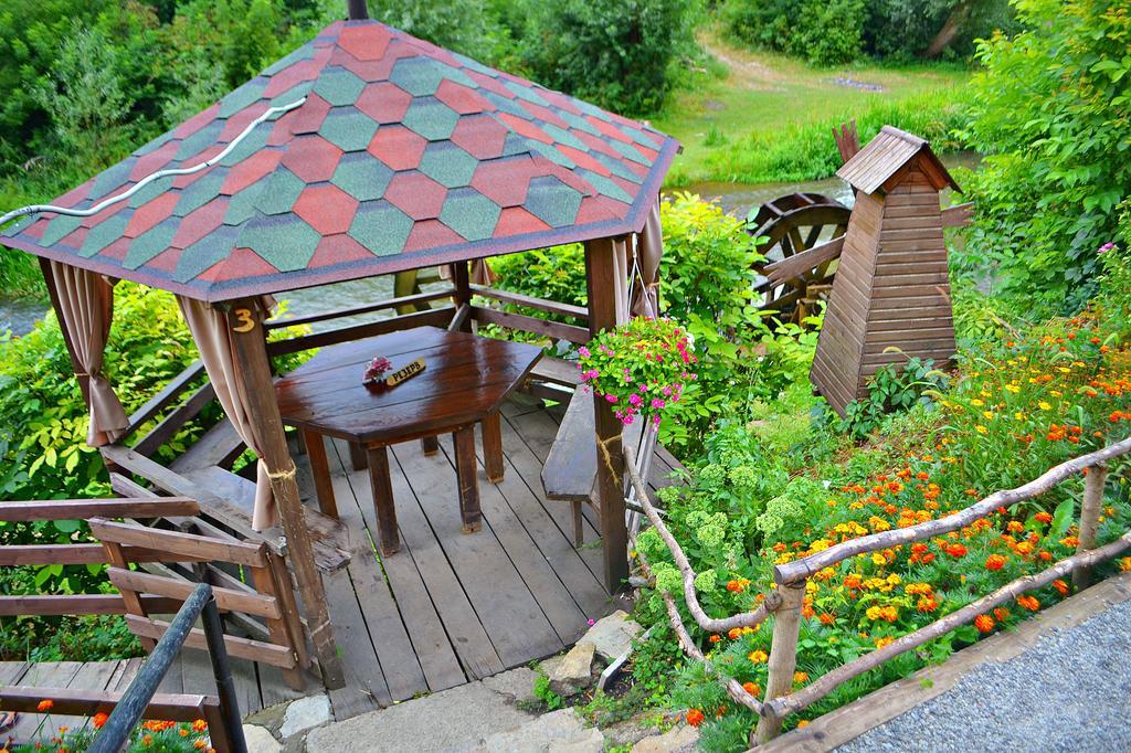 Bilya Richky Hotel Kamianets-Podilskyi Exterior photo